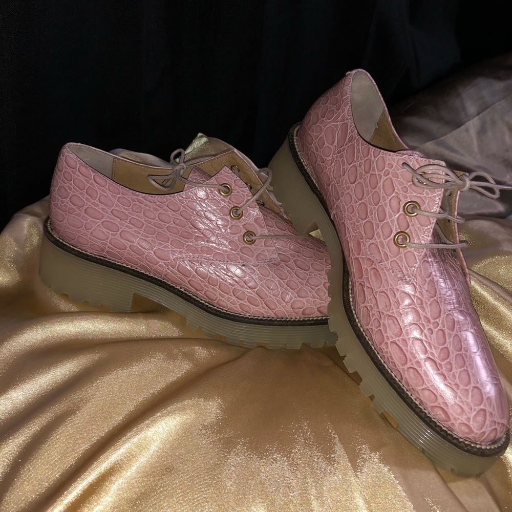 Pink snakeskindress shoes